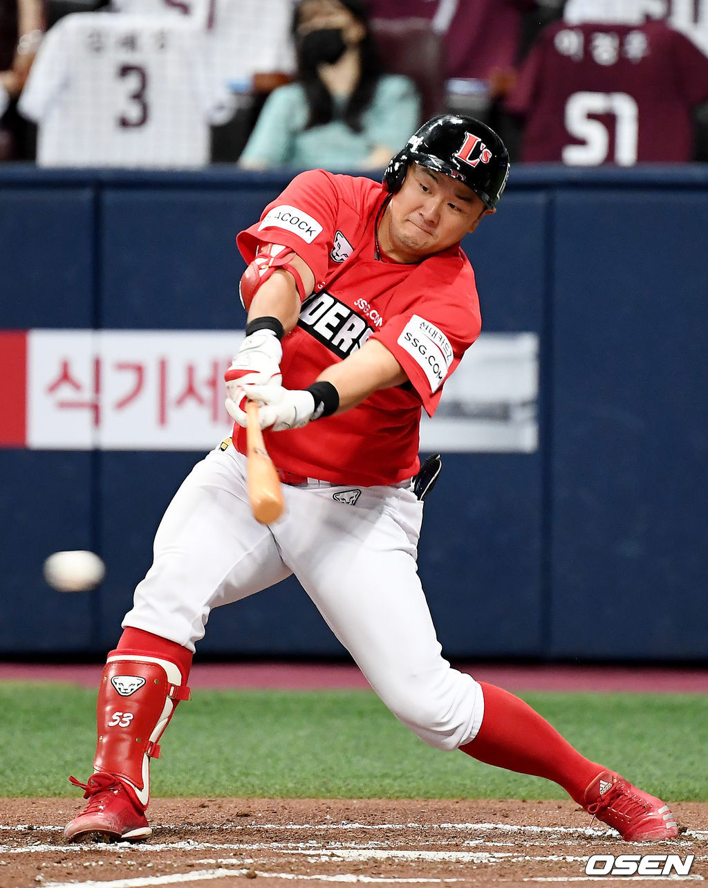 8일 오후 서울 고척스카이돔에서 ‘2021 신한은행 SOL KBO 리그’ 키움 히어로즈와 SSG 랜더스의 경기가 열렸다.3회초 1사 만루 SSG 최주환이 2루수 앞 병살타를 때리고 있다. 2021.07.08/youngrae@osen.co.kr
