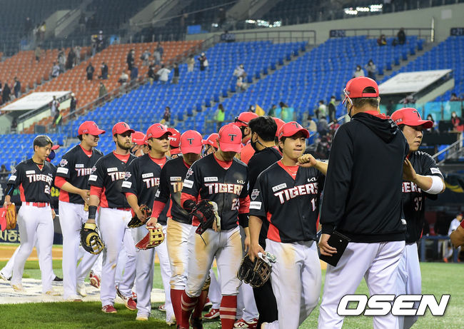 경기를 마치고 KIA 선수들이 승리 하이파이브를 하고 있다. /jpnews@osen.co.kr