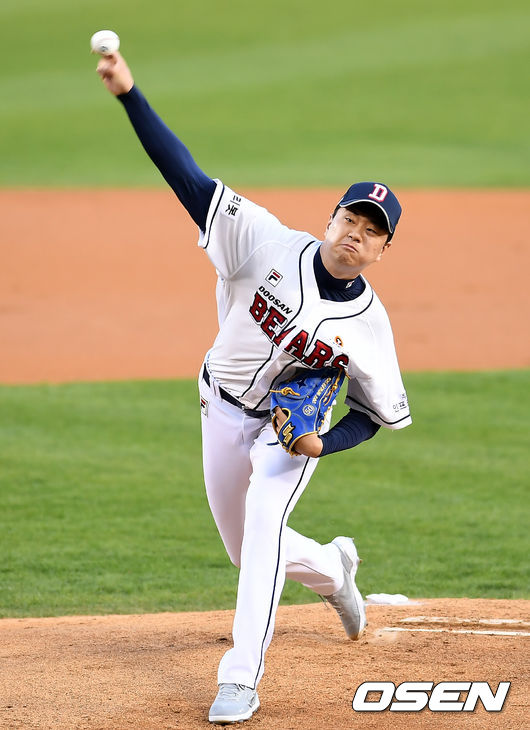 8일 오후 서울 잠실야구장에서 ‘2021 신한은행 SOL KBO 리그’ 두산 베어스와 삼성 라이온즈의 경기가 열렸다.1회초 두산 선발 이영하가 마운드에 올라 힘차게 공을 뿌리고 있다./ksl0919@osen.co.kr