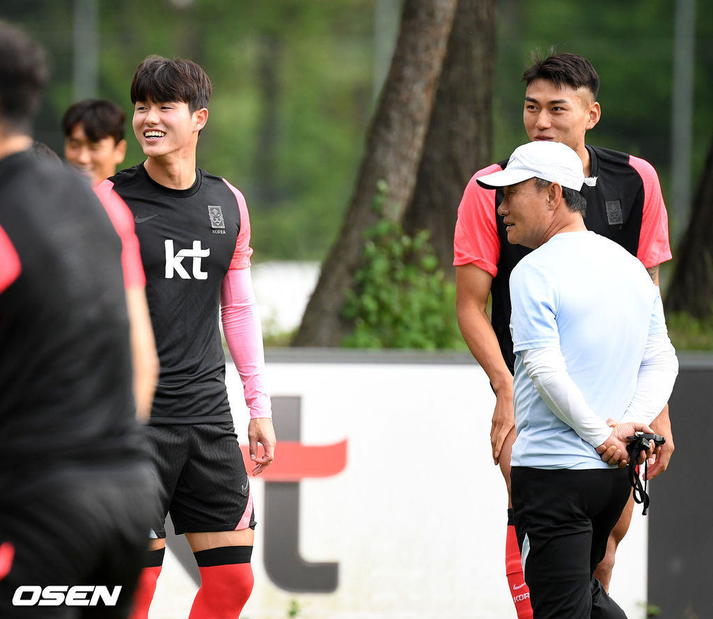 김학범 감독이 훈련을 앞두고 이상민과 이야기를 나누고 있다. 2021.07.02 /jpnews@osen.co.kr