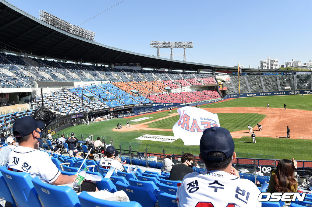 경기장을 찾은 어린이 팬들이 응원을 펼치고 있다./sunday@osen.co.kr