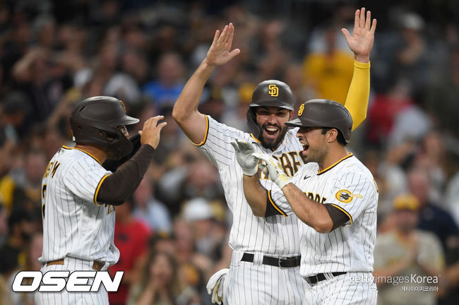 [사진] 샌디에이고 투수 다니엘 카마레나(오른쪽)가 4회 만루 홈런을 친 뒤 동료들의 환영을 받고 있다. 2021.07.09 ⓒGettyimages(무단전재 및 재배포 금지)