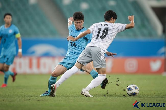 대구 이용래를 제치는 미토마 가오루(우). [사진] 프로축구연맹 제공