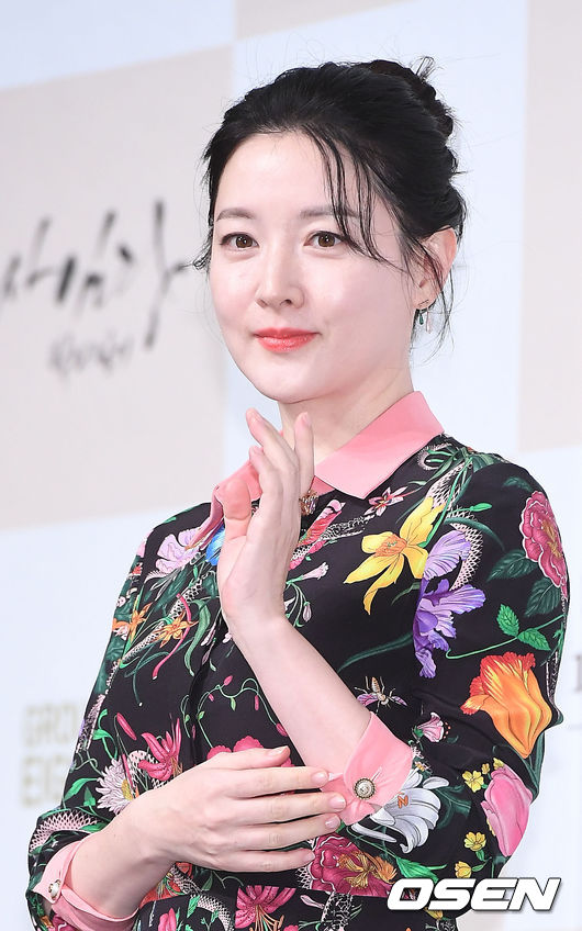 이영애가 무대 앞에서 포즈를 취하고 있다./ rumi@osen.co.kr