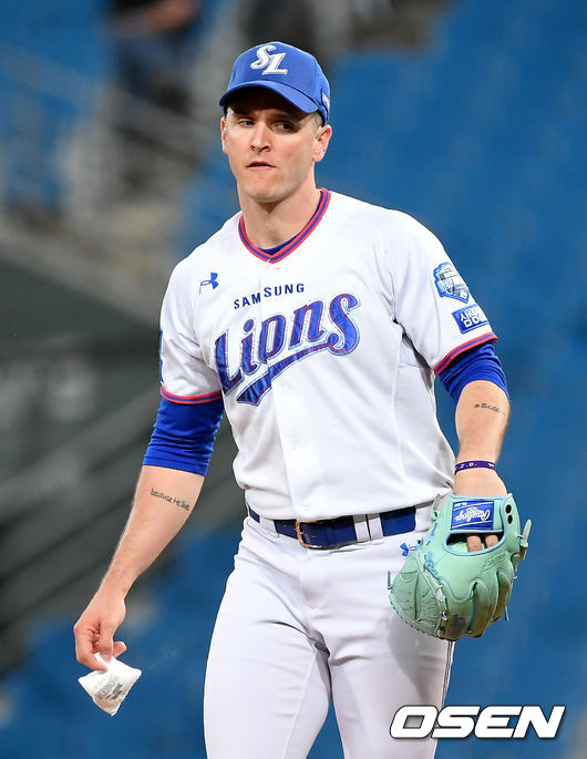 22일 오후 대구 삼성라이온즈파크에서 ‘2021 신한은행 SOL KBO리그’ 삼성 라이온즈와 한화 이글스의 경기가 열렸다.5회초 종료 후 삼성 선발 뷰캐넌이 더그아웃으로 이동하고 있다. 2021.06.22 /ksl0919@osen.co.kr