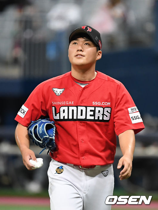 1회말 2사 1,3루 SSG 최민준이 이닝을 마친 뒤 더그아웃으로 들어오고 있다. 2021.07.08/youngrae@osen.co.kr