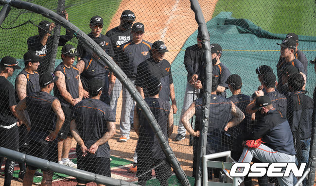 경기전 공식훈련에 앞서 한화 수베로 감독이 야수들을 모아놓고 미팅을 갖고 있다. 21.07.02 / soul1014@osen.co.kr
