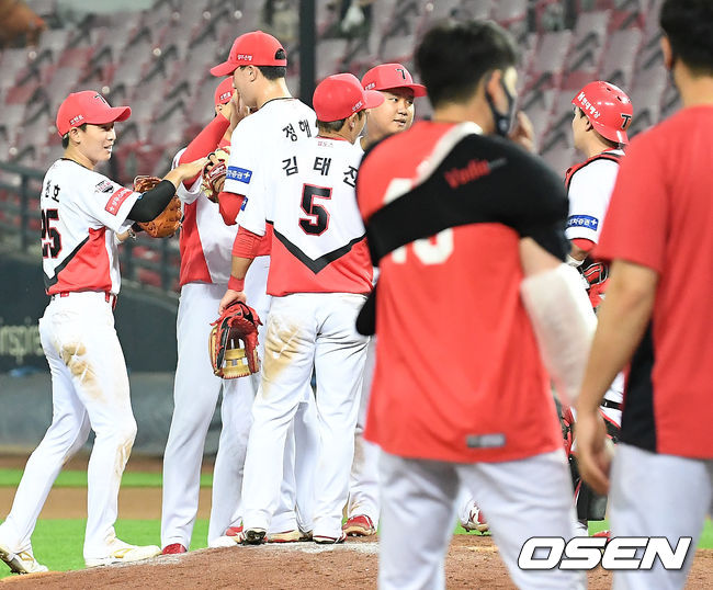 경기를 마치고 KIA 선수들이 마운드 근처에 모여서 하이파이브를 하고 있다. 2021.07.01 / rumi@osen.co.kr