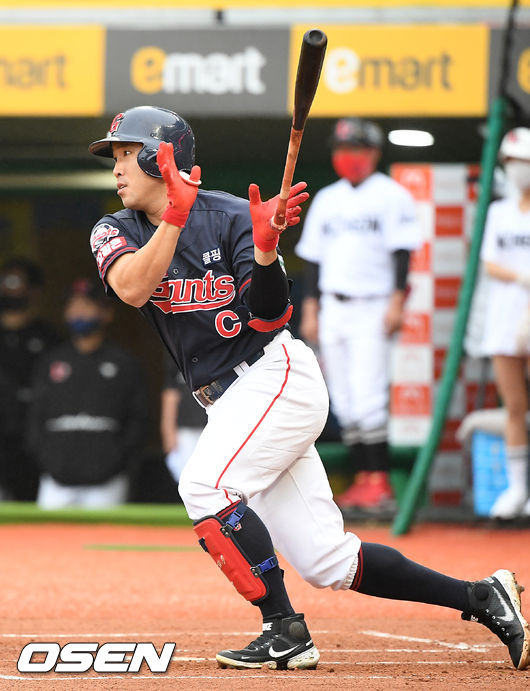 1회초 2사 롯데 전준우가 중견수 왼쪽 안타를 날리고 있다. 21.07.04 /rumi@osen.co.kr