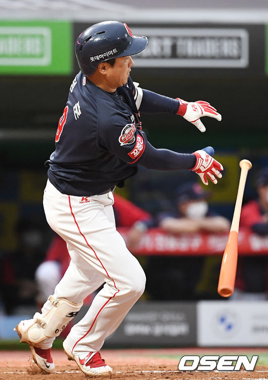 4일 오후 인천SSG랜더스필드에서 ‘2021 신한은행 SOL KBO 리그’ SSG 랜더스와 롯데 자이언츠의 경기가 열렸다.7회초 2사 주자 2,3루 롯데 정훈이 중견수 왼쪽 역전 2타점 적시타를 날리고 있다. 21.07.04 /rumi@osen.co.kr