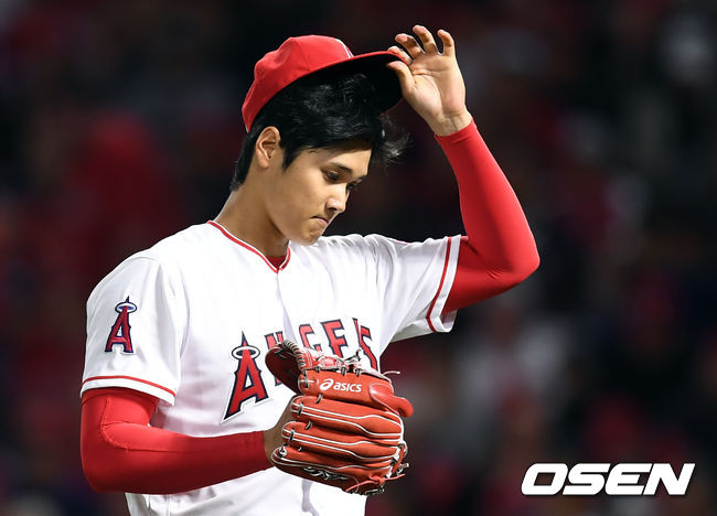 이닝을 마친 에인절스 오타니가 더그아웃으로 들어가고 있다. / youngrae@osen.co.kr