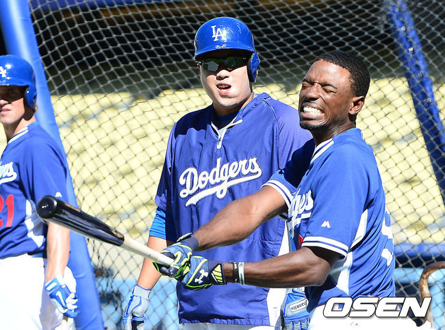 LA 다저스 시절 고든(오른쪽)이 류현진의 타격폼을 흉내내며 장난을 치고 있다. /youngrae@osen.co.kr