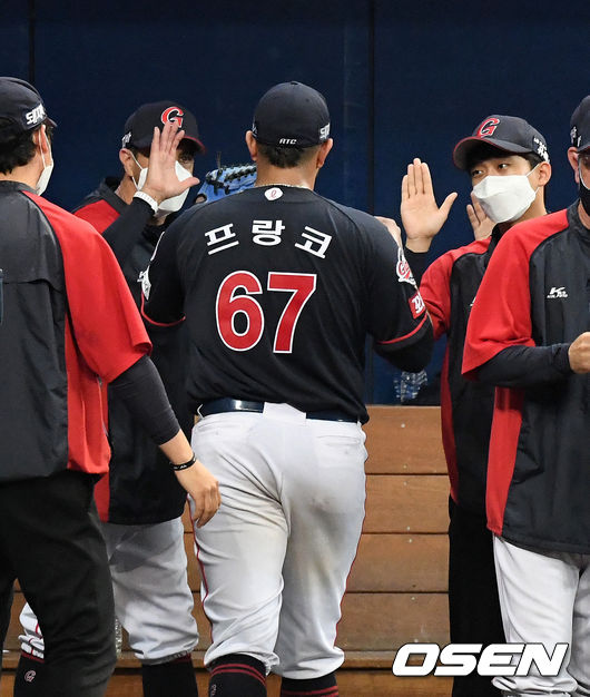 6회말 2사 1루에서 키움 박준태를 외야플라이로 처리한 롯데 프랑코가 더그아웃으로 가며 동료들의 격려를 받고 있다. 2021.06.02 /sunday@osen.co.kr