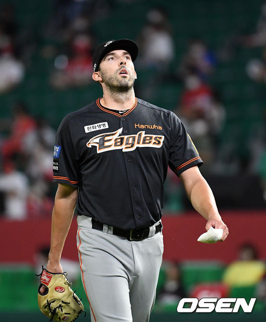 9일 오후 인천 SSG 랜더스필드에서 SSG 랜더스와 한화 이글스의 경기가 열렸다.5회말 2사 1루에서 한화 카펜터가 SSG 김찬형을 삼진으로 처리하고 더그아웃으로 가고 있다. 2021.07.09 /sunday@osen.co.kr