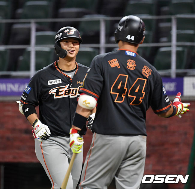 9일 오후 인천 SSG 랜더스필드에서 SSG 랜더스와 한화 이글스의 경기가 열렸다.6회초 무사에서 한화 최인호가 우월 솔로 홈런을 치고 홈에서 백용환의 축하를 받고 있다. 2021.07.09 /sunday@osen.co.kr