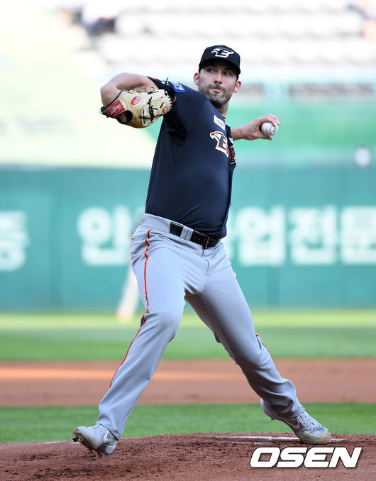 9일 오후 인천 SSG 랜더스필드에서 SSG 랜더스와 한화 이글스의 경기가 열렸다.1회말 무사에서 한화 선발투수 카펜터가 역투하고 있다. 2021.07.09 /sunday@osen.co.kr