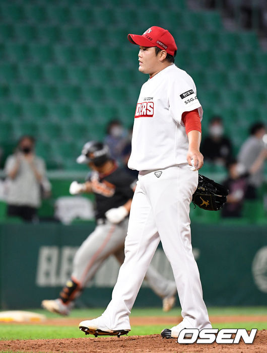 9일 오후 인천 SSG 랜더스필드에서 SSG 랜더스와 한화 이글스의 경기가 열렸다.7회초 무사에서 한화 최재훈에게 좌월 솔로 홈런을 허용한 SSG 김태훈이 아쉬운 표정을 짓고 있다. 2021.07.09 /sunday@osen.co.kr