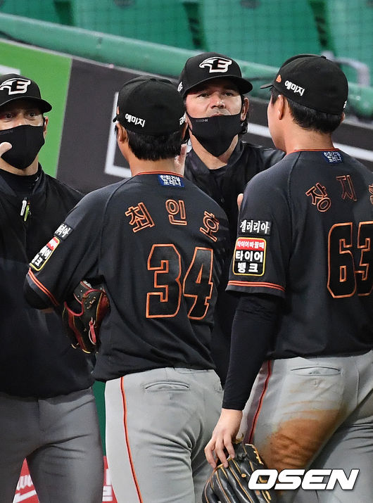 한화는 9일 인천SSG랜더스필드에서 열린 ‘2021 신한은행 SOL KBO리그’ SSG와 시즌 10차전에서 9-3 완승을 거뒀다. 한화는 최근 3연패 사슬을 끊었고 선발 등판한 외국인 투수 라이언 카펜터는 SSG전 부진을 씻었다.경기 종료 후 한화 수베로 감독이 최인호와 승리의 기쁨을 나누고 있다. 2021.07.09 /sunday@osen.co.kr