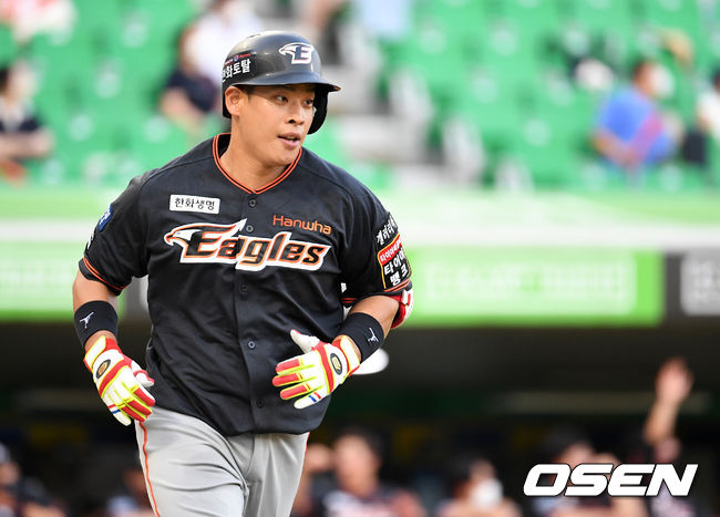 9일 오후 인천 SSG 랜더스필드에서 SSG 랜더스와 한화 이글스의 경기가 열렸다.3회초 무사에서 한화 백용환이 좌월 솔로 홈런을 치고 그라운드를 돌고 있다. 2021.07.09 /sunday@osen.co.kr