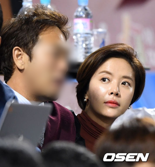 17일 오후 서울 잠실야구장에서 열린 '2016 타이어뱅크 KBO리그' 포스트시즌 넥센 히어로즈와 LG 트윈스의 준플레이오프 4차전, 배우 황정음 부부가 경기를 관전하고 있다. / jpnews@@osen.co.kr