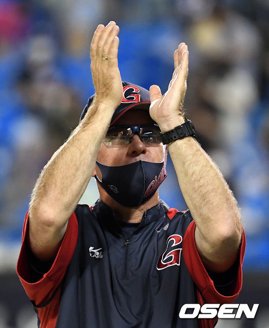 경기를 마치고 롯데 서튼 감독이 팬들에게 감사 인사를 전하고 있다. 2021.06.26 /jpnews@osen.co.kr