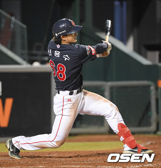 17일 오후 대전 한화생명이글스파크에서  2021 신한은행 SOL KBO리그 한화 이글스와 롯데 자이언츠의 경기가 진행됐다.5회초 1사 2루 롯데 신용수가 2점 홈런을 날리고 있다.  21.06.17  / soul1014@osen.co.kr