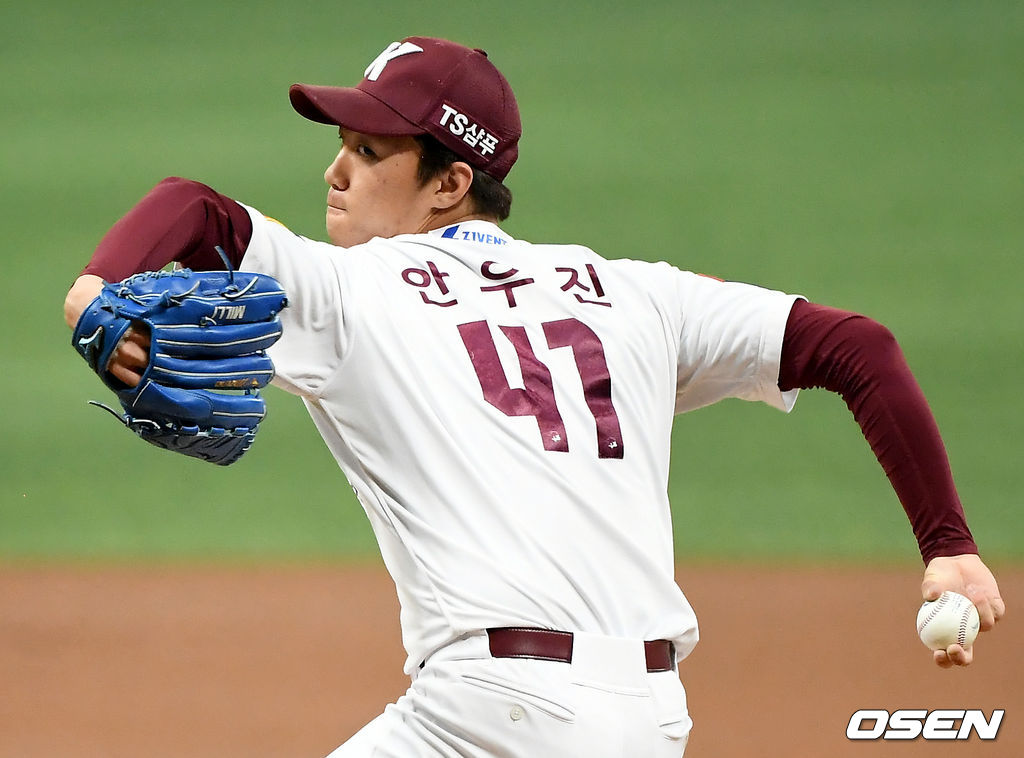 6일 오후 서울 고척스카이돔에서 '2021 신한은행 SOL KBO리그' 키움 히어로즈와 SSG 랜더스의 경기가 열렸다.1회초 키움 선발 안우진이 마운드에 올라 힘차게 공을 뿌리고 있다. 2021.07.06 /ksl0919@osen.co.kr