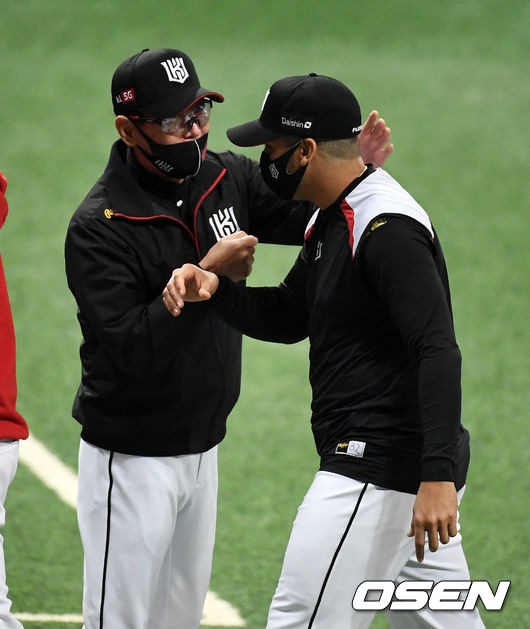 두산과의 2020 플레이오프 3차전을 마친 KT 이강철 감독과 선발투수 쿠에바스가 승리를 기뻐하고 있다.20201112./jpnews@osen.co.kr