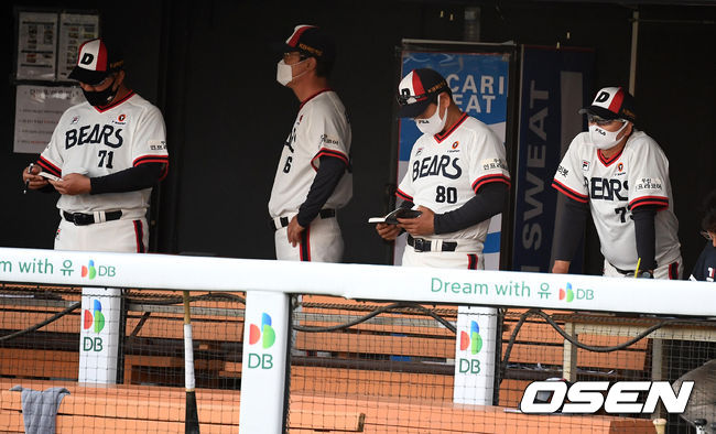 2회말 두산 코칭스태프가 경기를 지켜보고 있다. 2021.06.26 /jpnews@osen.co.kr