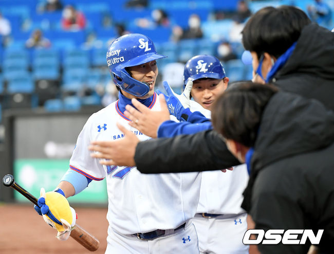 1일 오후 대구 삼성라이온즈파크에서 ‘2021 신한은행 SOL KBO리그’ 삼성 라이온즈와 LG 트윈스의 경기가 열렸다. 4회말 2사 1, 2루 삼성 이학주가 3점 홈런을 날린 뒤 더그아웃에서 동료 선수들과 기쁨을 나누고 있다./ksl0919@osen.co.kr