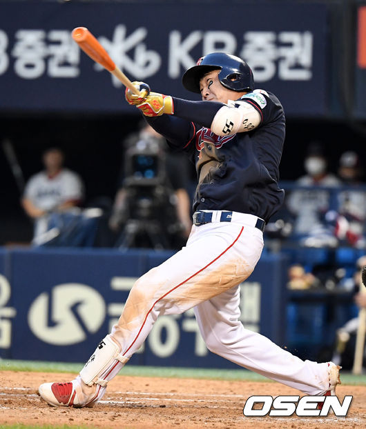 8회초 2사에서 롯데 정훈이 좌중간 안타를 날리고 있다. 2021.06.26 /jpnews@osen.co.kr