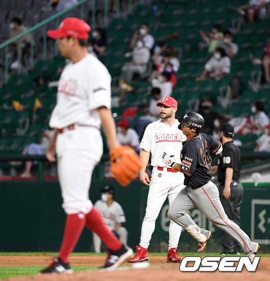 9일 오후 인천 SSG 랜더스필드에서 SSG 랜더스와 한화 이글스의 경기가 열렸다.6회초 무사에서 한화 최인호가 우월 솔로 홈런을 치고 그라운드를 달리고 있다. 2021.07.09 /sunday@osen.co.kr