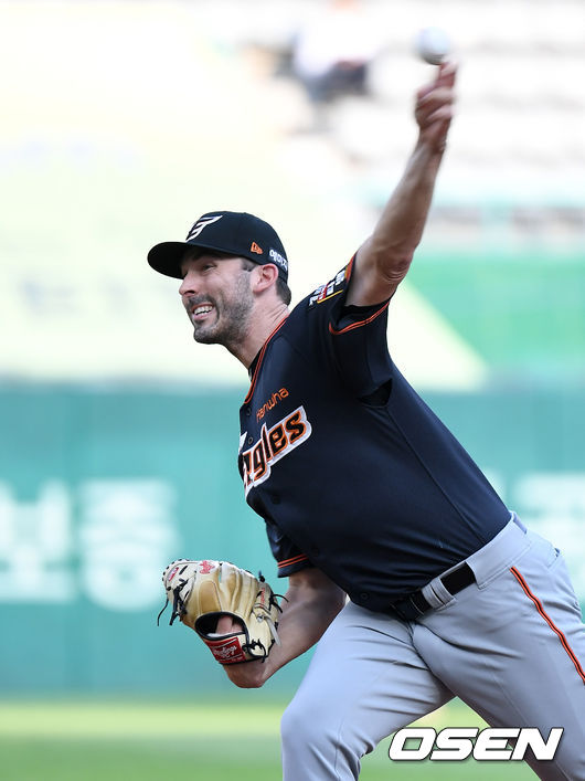 9일 오후 인천 SSG 랜더스필드에서 SSG 랜더스와 한화 이글스의 경기가 열렸다.1회말 무사에서 한화 선발투수 카펜터가 역투하고 있다. 2021.07.09 /sunday@osen.co.kr