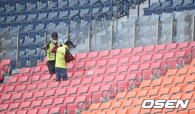 야구장 관계자들이 방역및 세척을 하고 있다. /youngrae@osen.co.kr