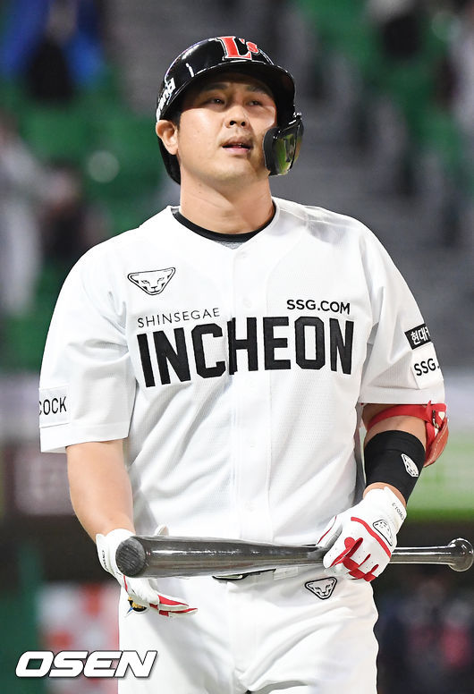 4일 오후 인천SSG랜더스필드에서 ‘2021 신한은행 SOL KBO 리그’ SSG 랜더스와 롯데 자이언츠의 경기가 열렸다.8회말 2사 주자 만루 SSG 최정이 타석에서 삼진아웃을 당하며 아쉬워하고 있다. 21.07.04 /rumi@osen.co.kr