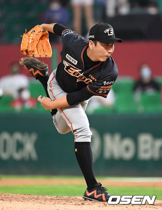 10일 오후 인천 SSG 랜더스필드에서 SSG 랜더스와 한화 이글스의 경기가 열렸다.9회말 무사에서 한화 정우람이 역투하고 있다. 2021.07.10 /sunday@osen.co.kr