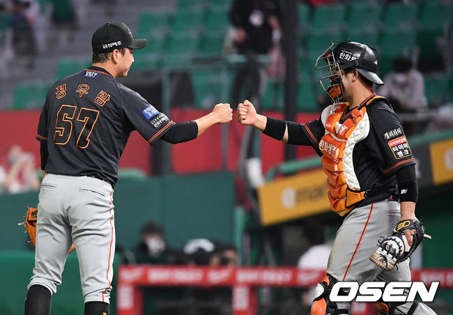 한화는 11일 인천SSG랜더스필드에서 열린 ‘2021 신한은행 SOL KBO리그’ SSG 랜더스와 시즌 11차전에서 3-1 승리를 거뒀다. 선발 등판한 김민우가 6이닝 동안 2피안타(1피홈런) 9탈삼진 3볼넷 1실점 호투를 펼치면서 시즌 9승(5패)째를 거뒀다.경기 종료 후 한화 정우람과 최재훈이 승리의 기쁨을 나누고 있다. 2021.07.10 /sunday@osen.co.kr