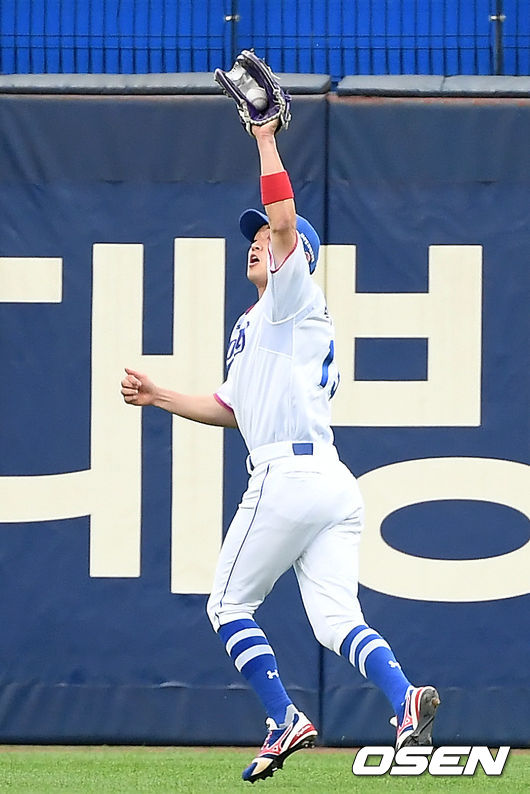23일 오후 대구 삼성라이온즈파크에서 ‘2021 신한은행 SOL KBO리그’ 삼성 라이온즈와 한화 이글스의 경기가 열렸다.1회초 1사 한화 최재훈의 플라이 타구를 삼성 중견수 박해민이 잡아내고 있다. 2021.06.23 /ksl0919@osen.co.kr