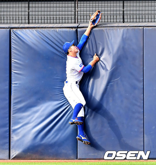 3회초 무사 선두타자로 나선 LG 유강남의 플라이 타구를 삼성 중견수 박해민이 몸을 날려 잡아내고 있다. /dreamer@osen.co.kr