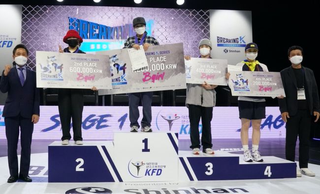 [사진]왼쪽부터 김영호 대한민국댄스스포츠연맹 회장, 2위 김주연, 1위 전지예, 3위 권성희, 4위 서혜미, 김만수 대한민국댄스스포츠연맹 특별브레이킹위원회 위원장 /대한민국댄스스포츠연맹 제공