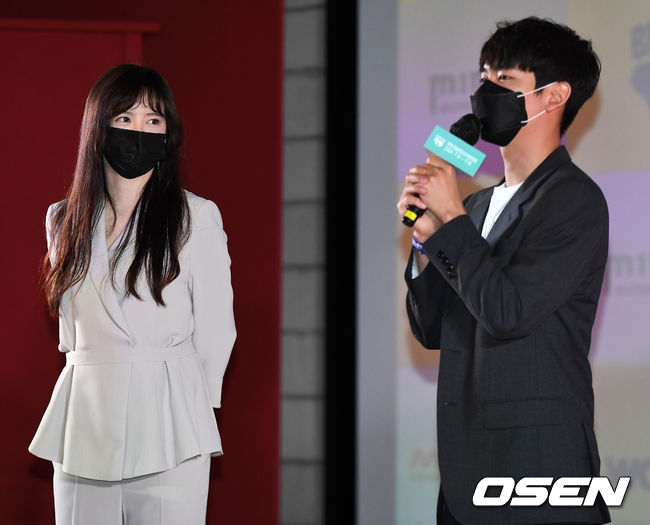 11일 오후 경기도 부천시 부천아트벙커B39에서 영화 ‘다크 옐로우’ (감독 구혜선) 부천국제판타스틱영화제 특별상영 기자간담회가 열렸다.  구혜선 감독(왼쪽)과 연제환이 참석해 인사말을 전하고 있다. 2021.07.11 / dreamer@osen.co.kr