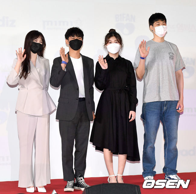 11일 오후 경기도 부천시 부천아트벙커B39에서 영화 ‘다크 옐로우’ (감독 구혜선) 부천국제판타스틱영화제 특별상영 기자간담회가 열렸다.  구혜선 감독, 연제환, 안서현, 윤혁진(왼쪽부터)이 참석해 포토타임을 하고 있다. 2021.07.11 / dreamer@osen.co.kr