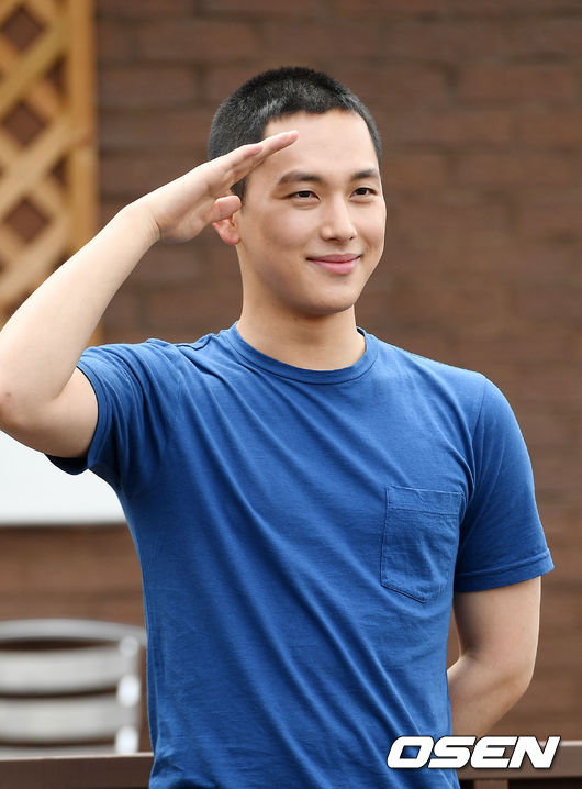 11일 오후 경기도 양주시 남면 매곡리 감악산회관에서 가수 겸 배우 임시완이 입대 전 입대 소감과 팬들에게 남기는 인사를 전하며 경례를 하고 있다. / rumi@osen.co.kr