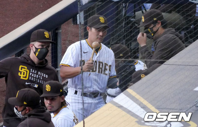 [OSEN=샌디에이고, 이사부 통신원] LA 다저스가 에이스 커쇼의 활약을 앞세워 8연승을 질주했다. 다저스는 18일(이하 한국시간) 미국 캘리포니아주 샌디에이고 펫코파크에서 열린 샌디에이고 파드리스와의 원정 경기에서 2-0 영봉승을 장식했다. 선발 커쇼는 시즌 3승째를 거뒀다. 샌디에이고 김하성은 벤치를 지켰다.샌디에이고 선발 다르빗슈는 7이닝 1피안타 2볼넷 9탈삼진 1실점 호투에도 패전의 멍에를 썼다. 7회 1사 2루와 9회 1사 1,2루 득점권 기회를 놓친 게 아쉬웠다.샌디에이고 김하성이 더그아웃에서 동료들과 이야기를 나누고 있다. /lsboo@osen.co.kr