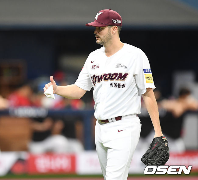 7일 오후 서울 고척스카이돔에서 ‘2021 신한은행 SOL KBO 리그’ 키움 히어로즈와 SSG 랜더스의 경기가 열렸다.7회초 이닝을 마친 키움 브리검이 더그아웃으로 들어오고 있다. 2021.07.07/youngrae@osen.co.kr