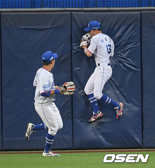 2회말 2사 2,3루 키움 박병호의 안타성 타구를 삼성 박해민 중견수가 호수비 펼치며 잡아낸뒤 펜스와 충돌하고 있다. / soul1014@osen.co.kr