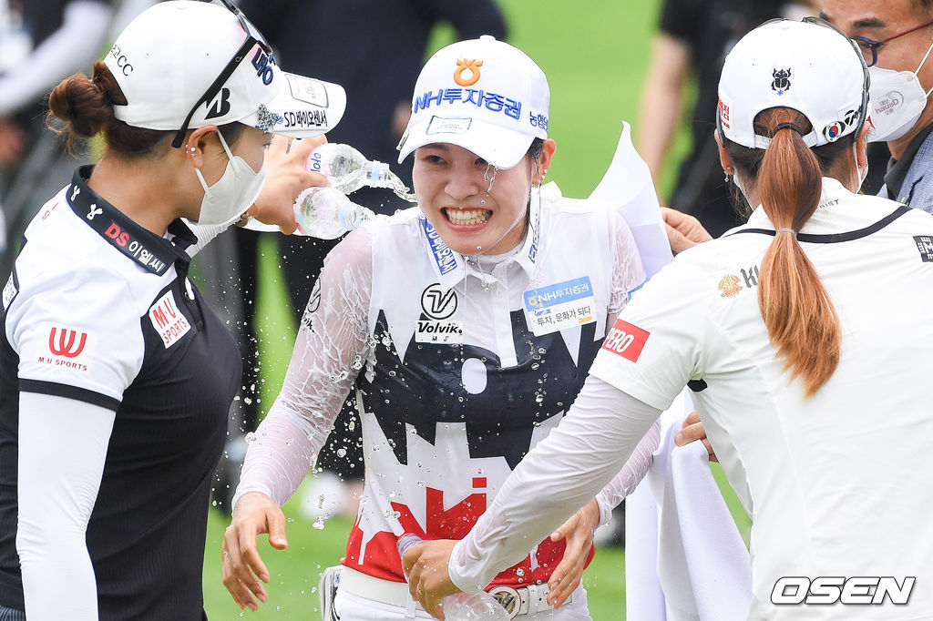 경기종료 후 박민지가 동료들에게 축하 물세례를 받고 있다. 21.07.11 / soul1014@osen.co.kr