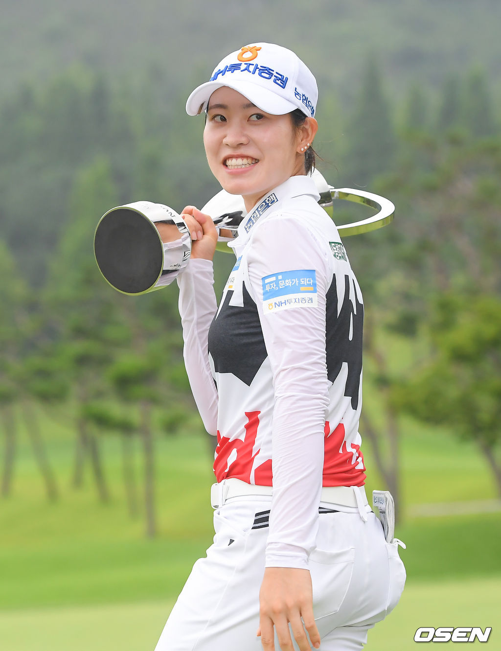 박민지가 시즌 6번째 우승에 성공했다.박민지는 11일 경기 파주시의 서원밸리 컨트리클럽(파72)에서 열린 KLPGA 투어 대보 하우스디 오픈(총상금 10억 원·우승상금 1억8000만 원) 최종 3라운드에서 버디 5개, 보기 1개를 엮어 4언더파 68타를 쳐, 최종 합계 16언더파로 2위 서연정(26)을 2타 차로 따돌리고 정상에 올랐다.경기종료 후 박민지가 우승 트로피를 들고 이동하고 있다 21.07.11 / soul1014@osen.co.kr