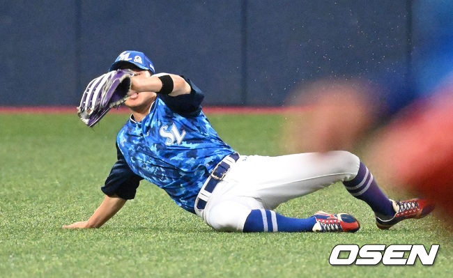6일 오후 서울 고척스카이돔에서 ’2021 신한은행 SOL KBO 리그' 키움 히어로즈와 삼성 라이온즈의 경기가 열렸다.1회말 1사 만루에서 삼성 박해민이 키움 이용규를 외야플라이로 처리하고 있다. 2021.06.06 /sunday@osen.co.kr
