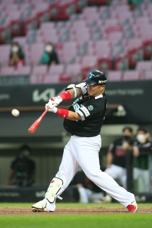 KIA 최형우가 6회 중월 투런홈런을 날리고 있다./KIA 타이거즈 제공